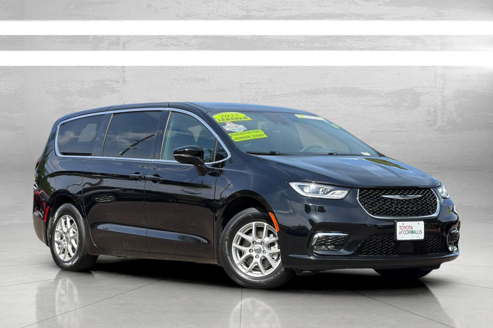 2025 Chrysler Pacifica Select's photo