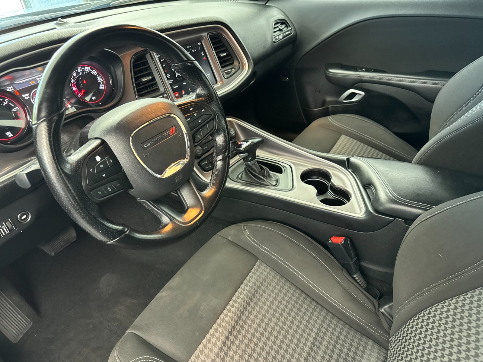Used 2022 Green Dodge SXT image 9