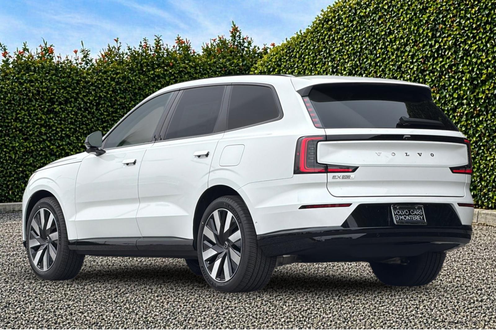 New 2026 Crystal White Volvo Ultra image 4