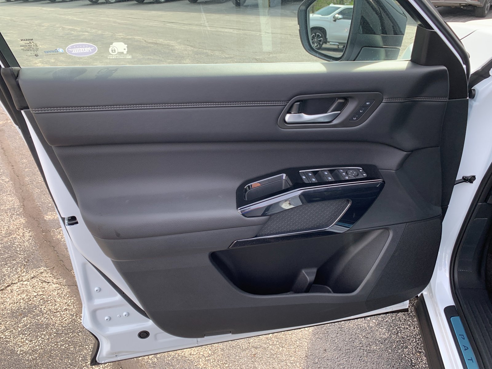 New 2026 Everest White Pearl TriCoat Nissan Platinum image 11