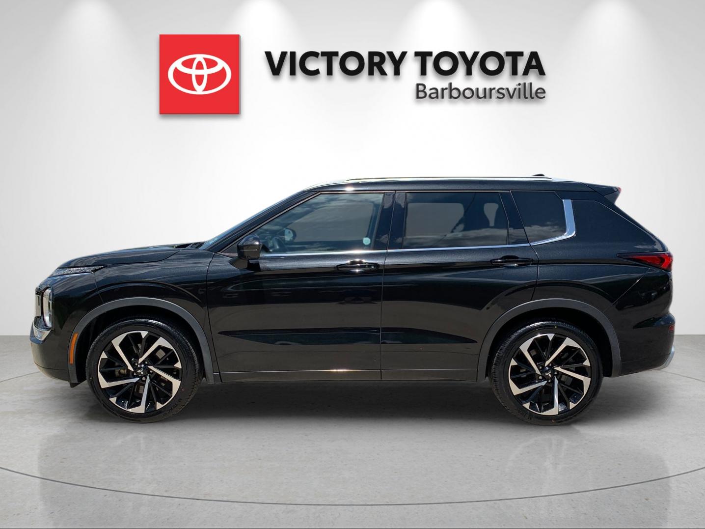Used 2022 Black Mitsubishi SEL image 2