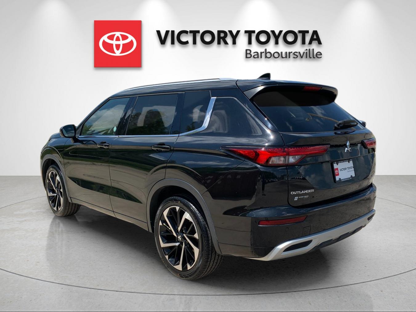 Used 2022 Black Mitsubishi SEL image 3