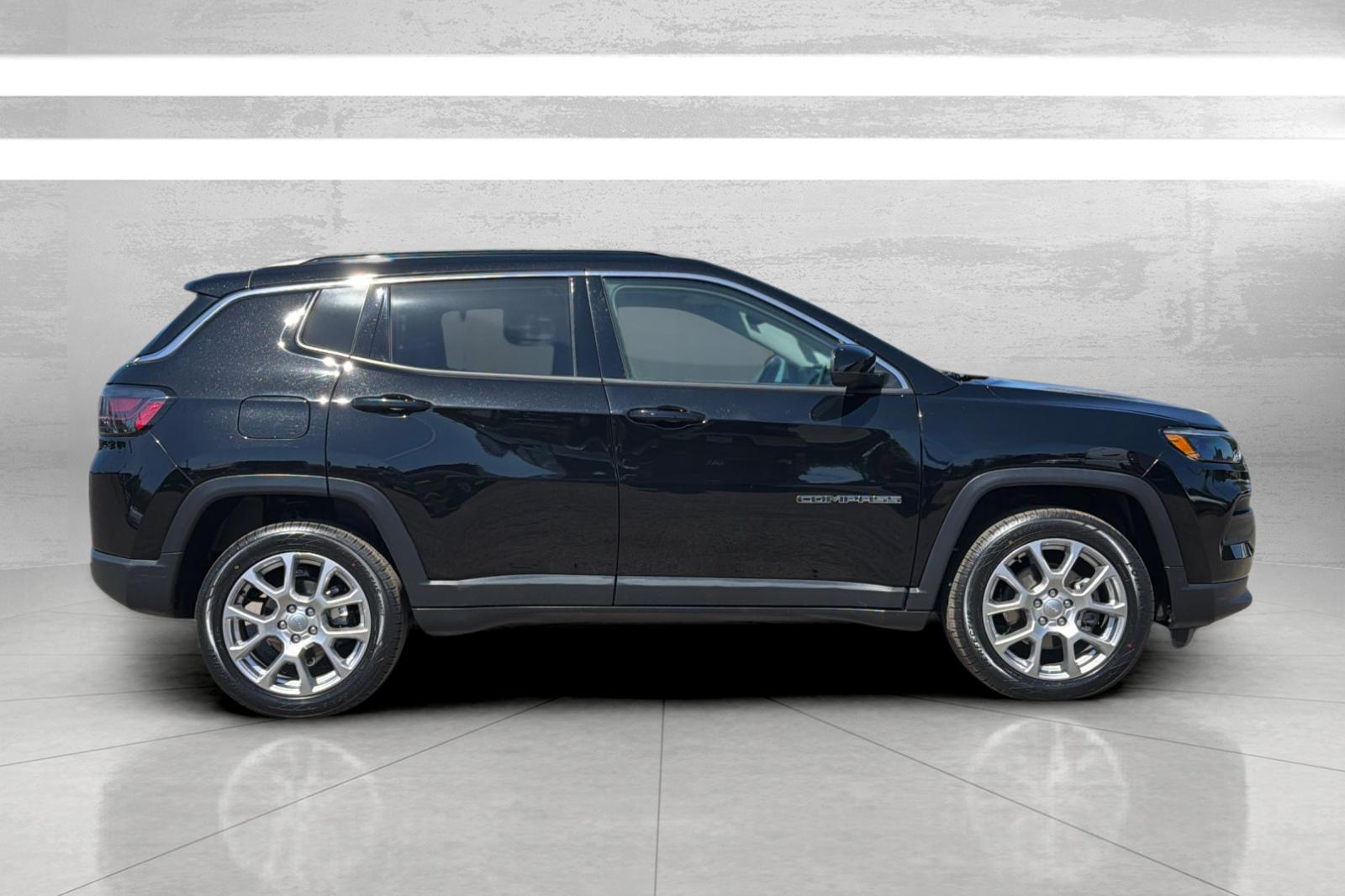 Used 2022 Black Jeep Latitude Lux image 4
