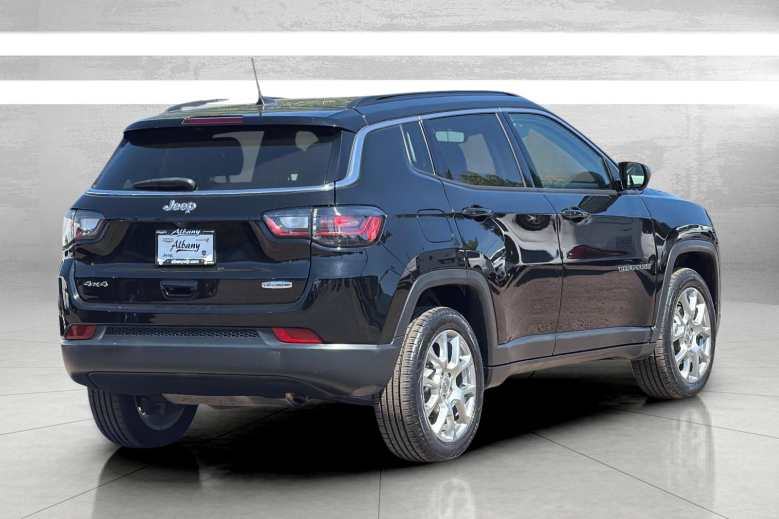 Used 2022 Black Jeep Latitude Lux image 5