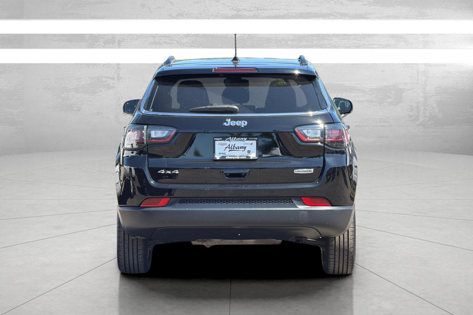 Used 2022 Black Jeep Latitude Lux image 6