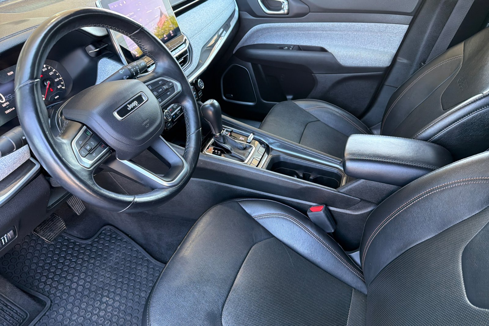 Used 2022 Black Jeep Latitude Lux image 8