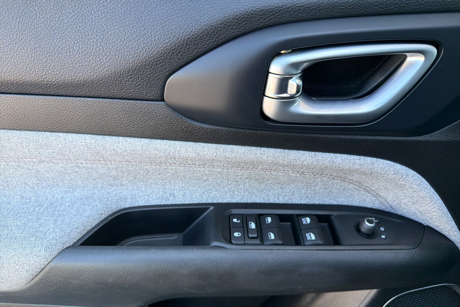 Used 2022 Black Jeep Latitude Lux image 9