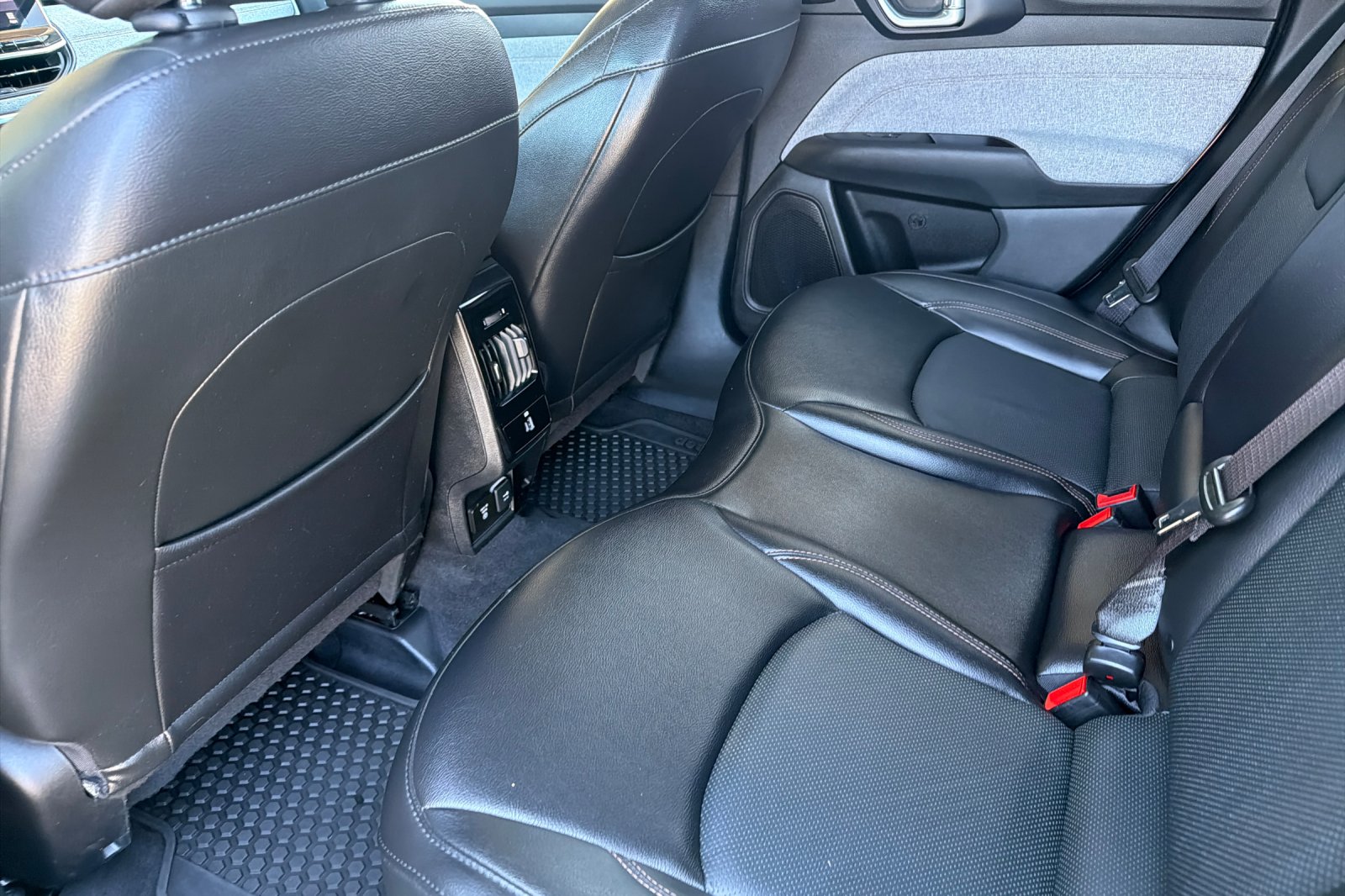 Used 2022 Black Jeep Latitude Lux image 10