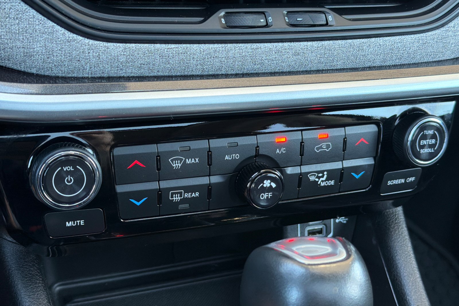 Used 2022 Black Jeep Latitude Lux image 18