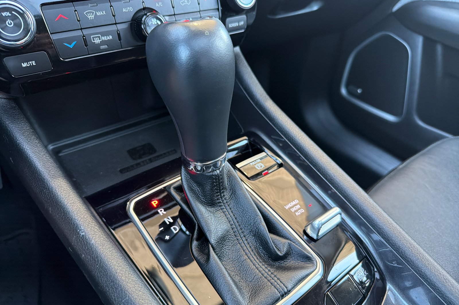 Used 2022 Black Jeep Latitude Lux image 19