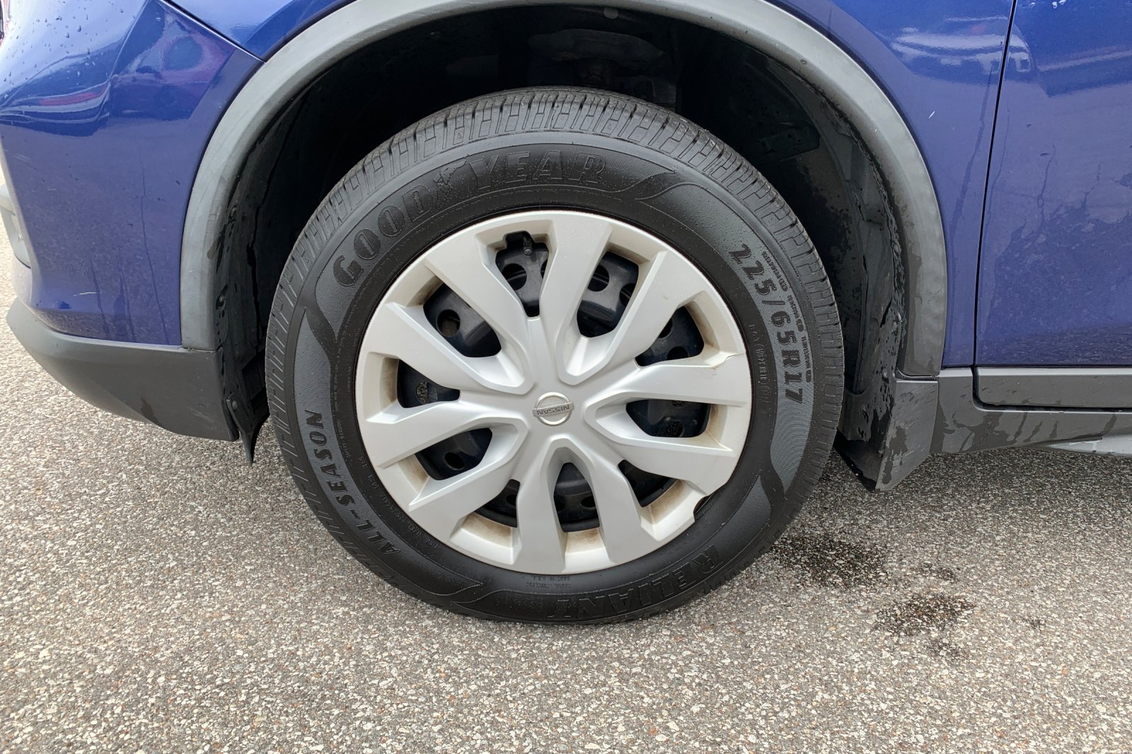 Used 2017 Caspian Blue Nissan S image 32