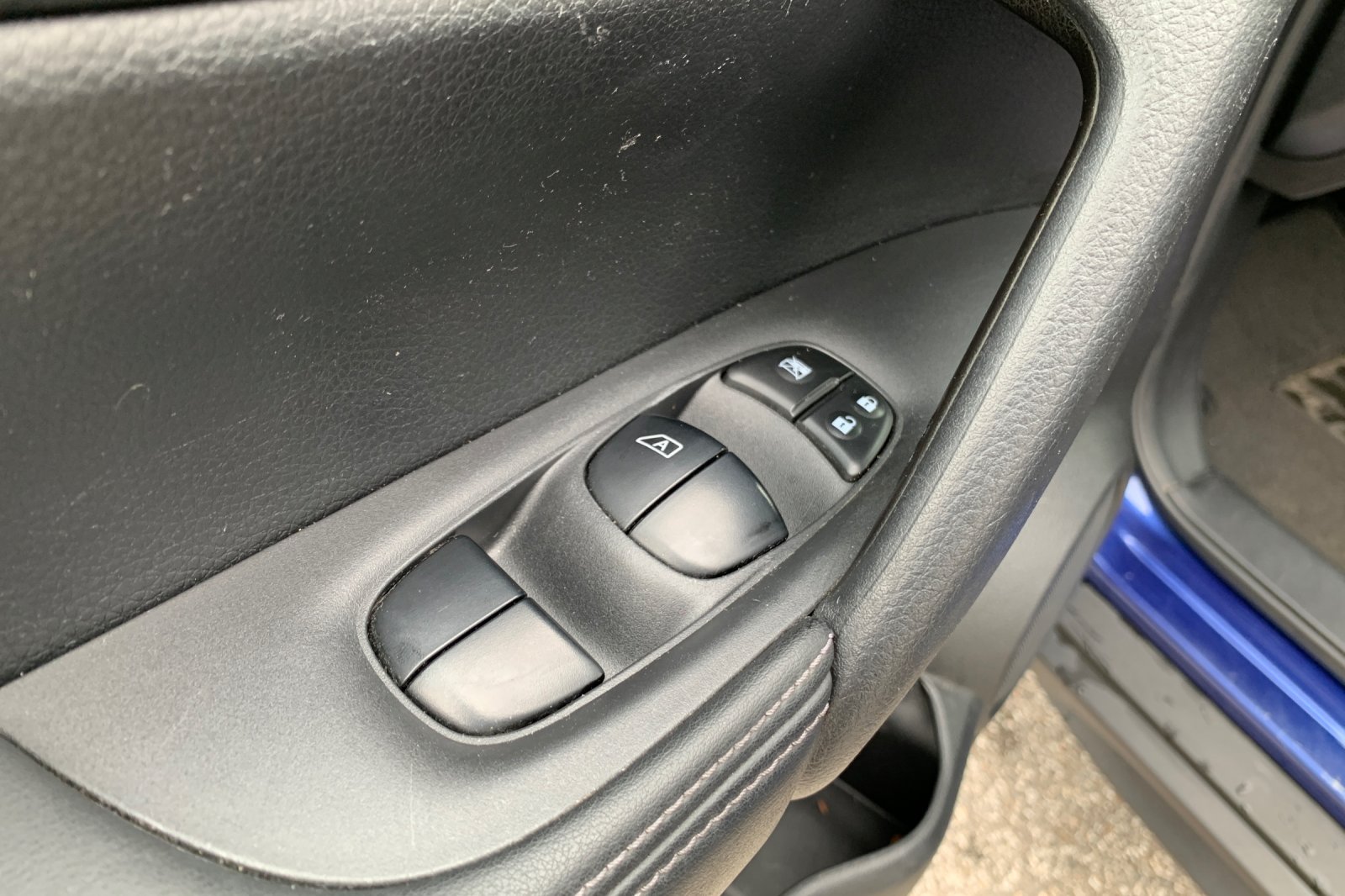 Used 2017 Caspian Blue Nissan S image 13
