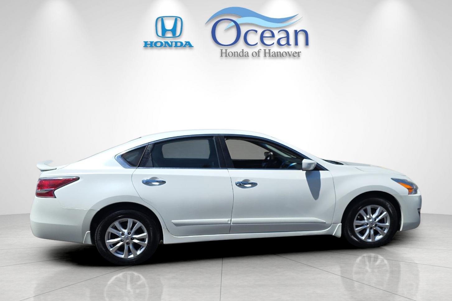 Used 2015 Pearl White Nissan 2.5 S image 2