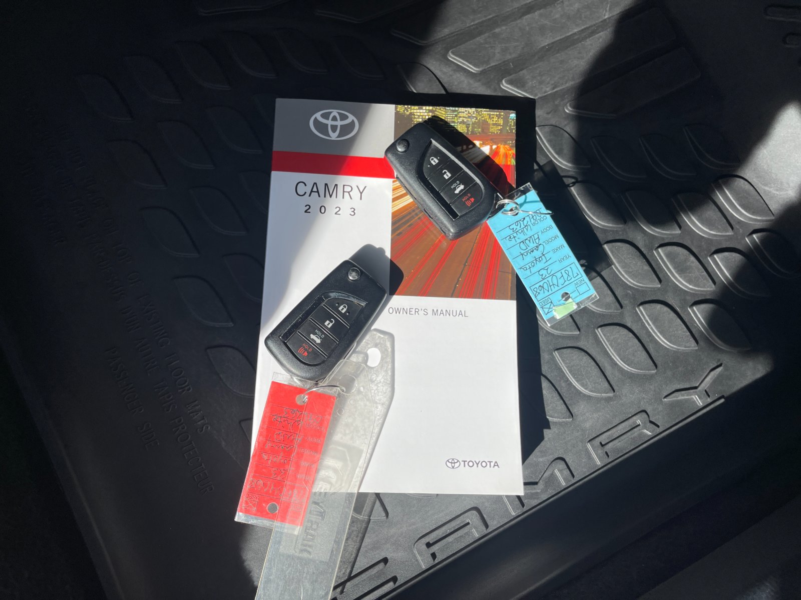 Used 2023 Ice Toyota SE image 9