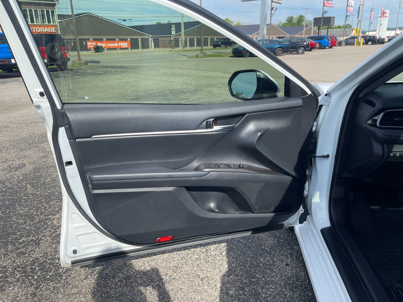 Used 2023 Ice Toyota SE image 11