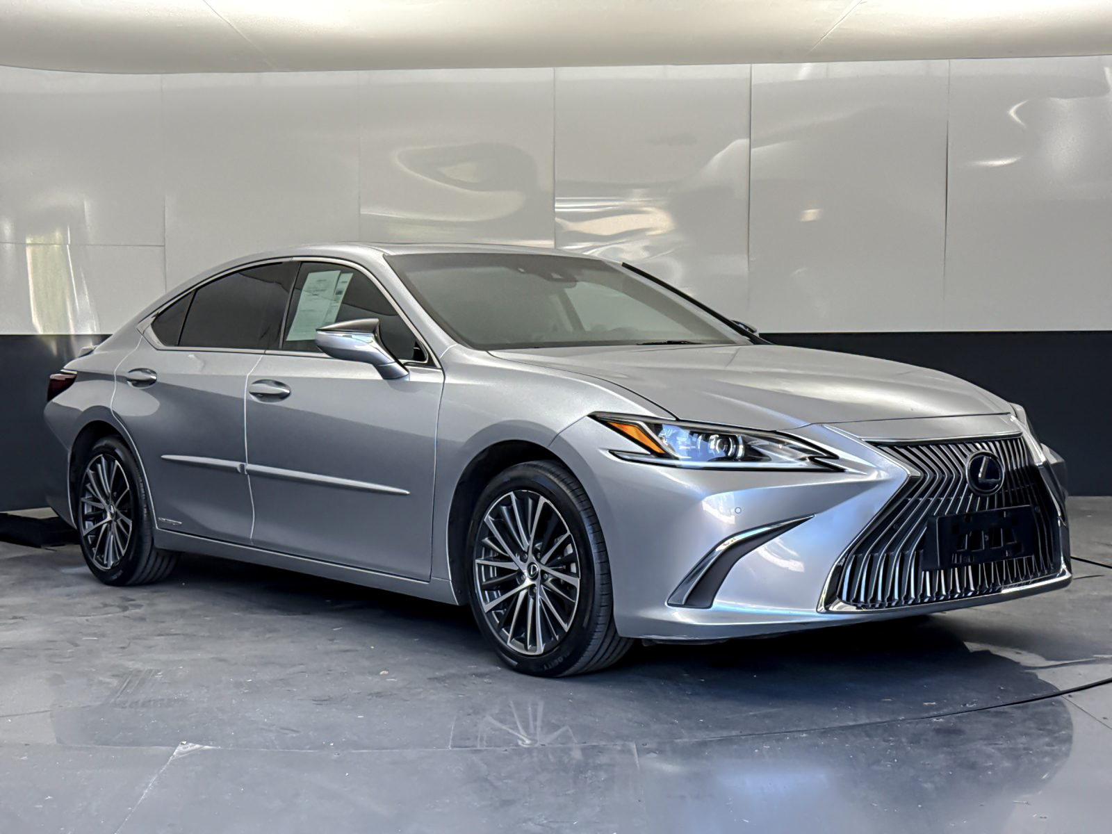 2022 Lexus ES 300h 300h's photo