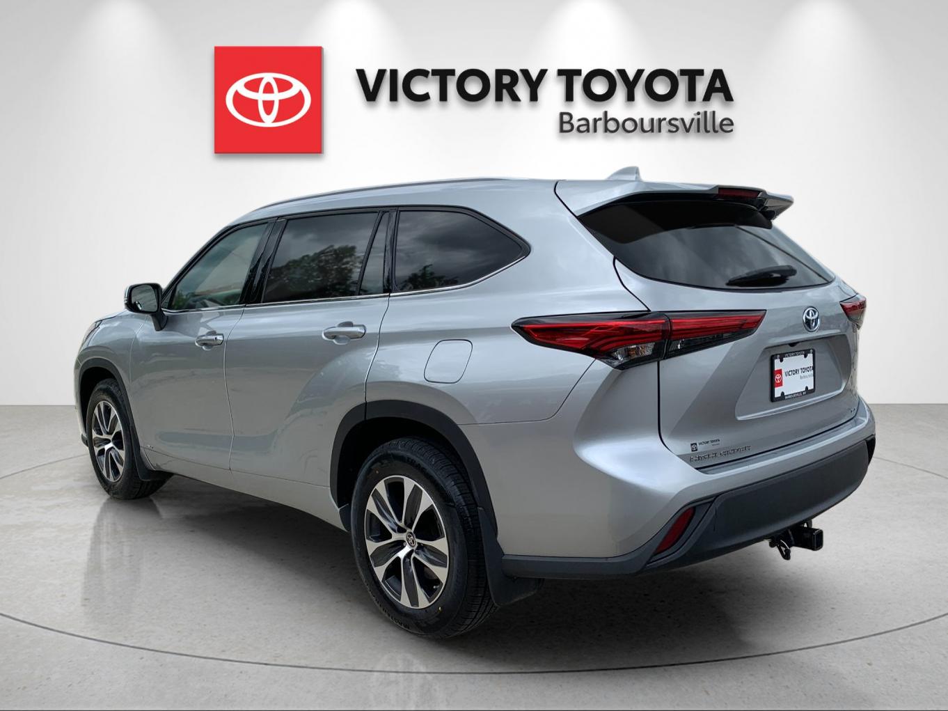 Used 2022 Silver Toyota XLE image 3