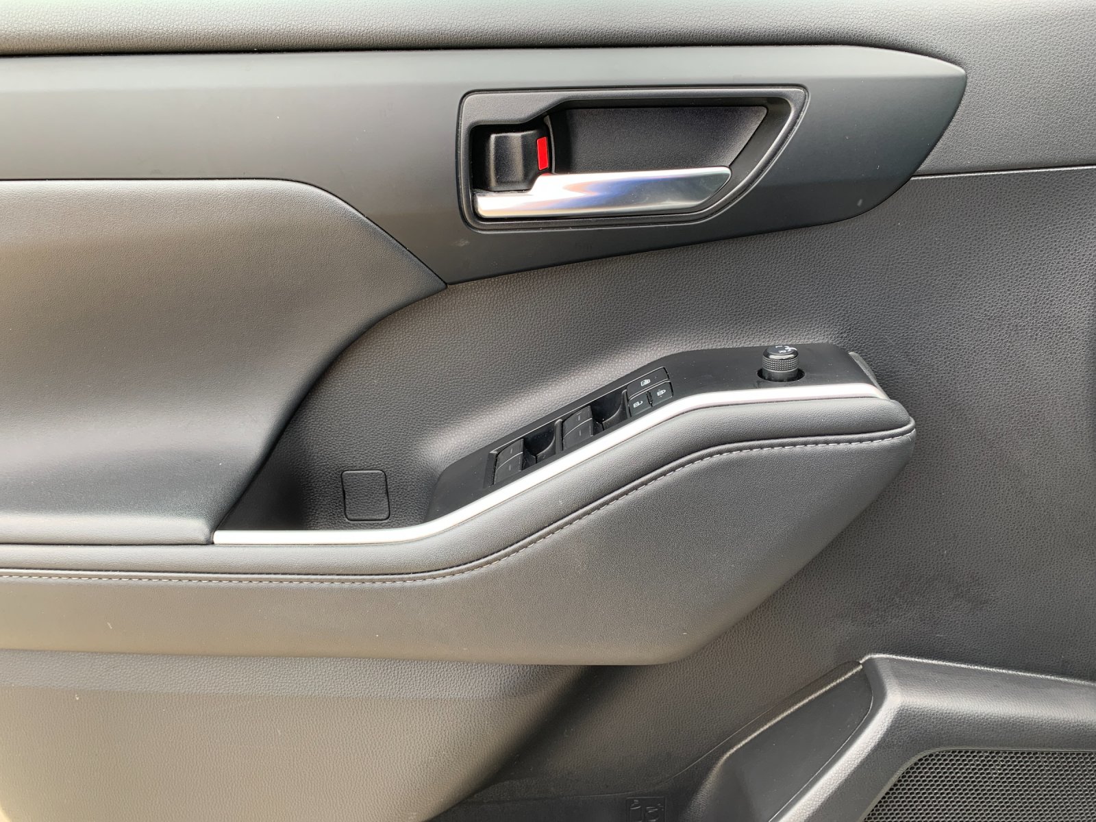 Used 2022 Silver Toyota XLE image 12