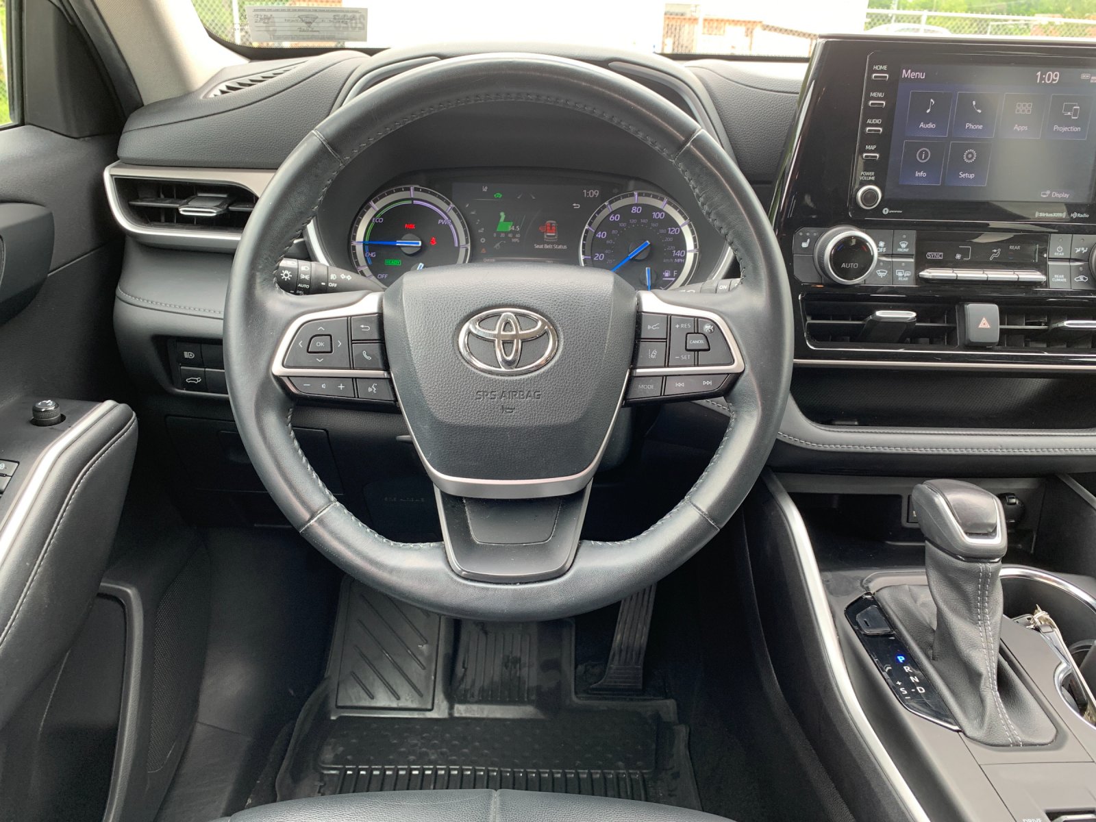 Used 2022 Silver Toyota XLE image 17