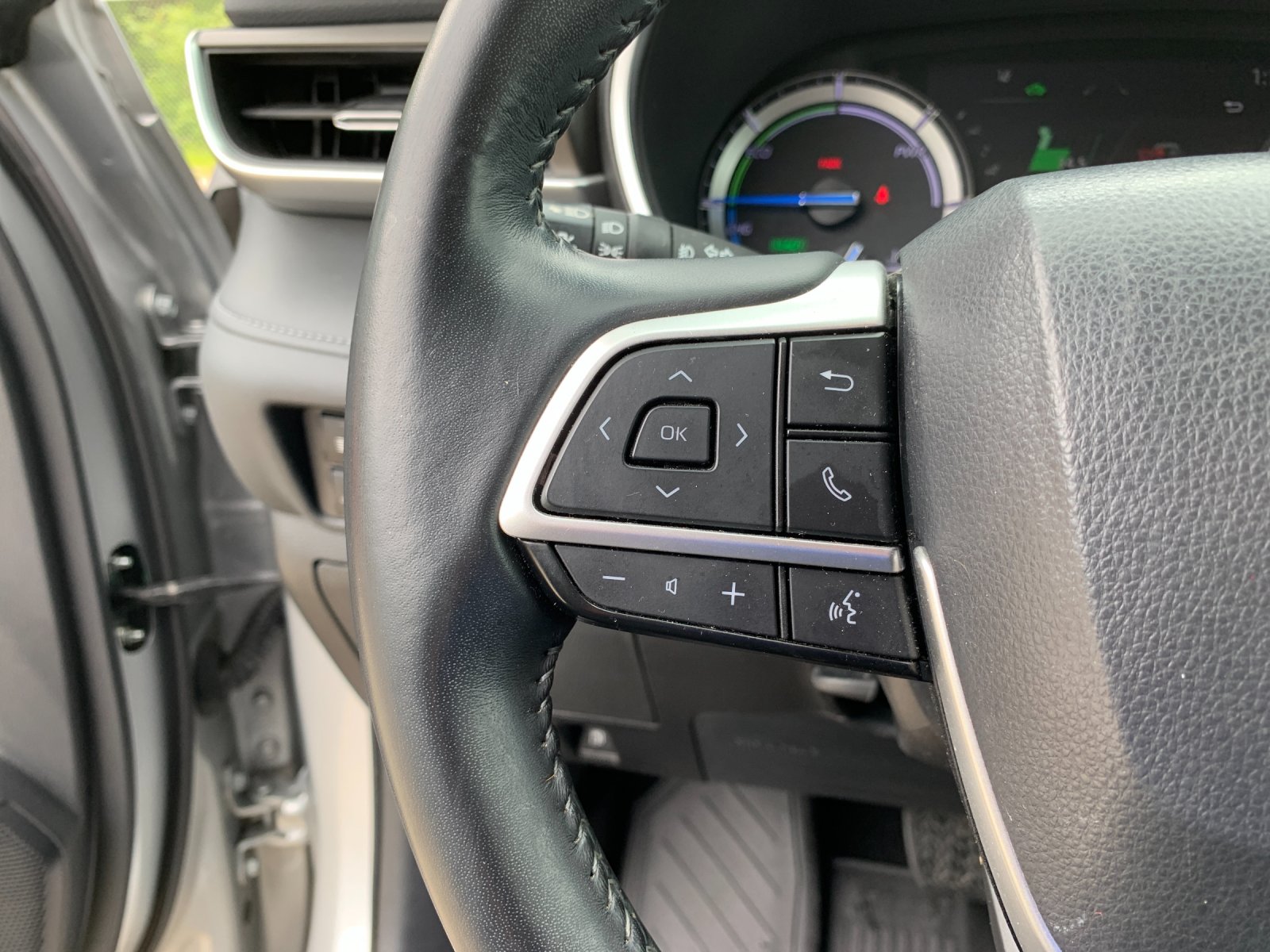 Used 2022 Silver Toyota XLE image 31