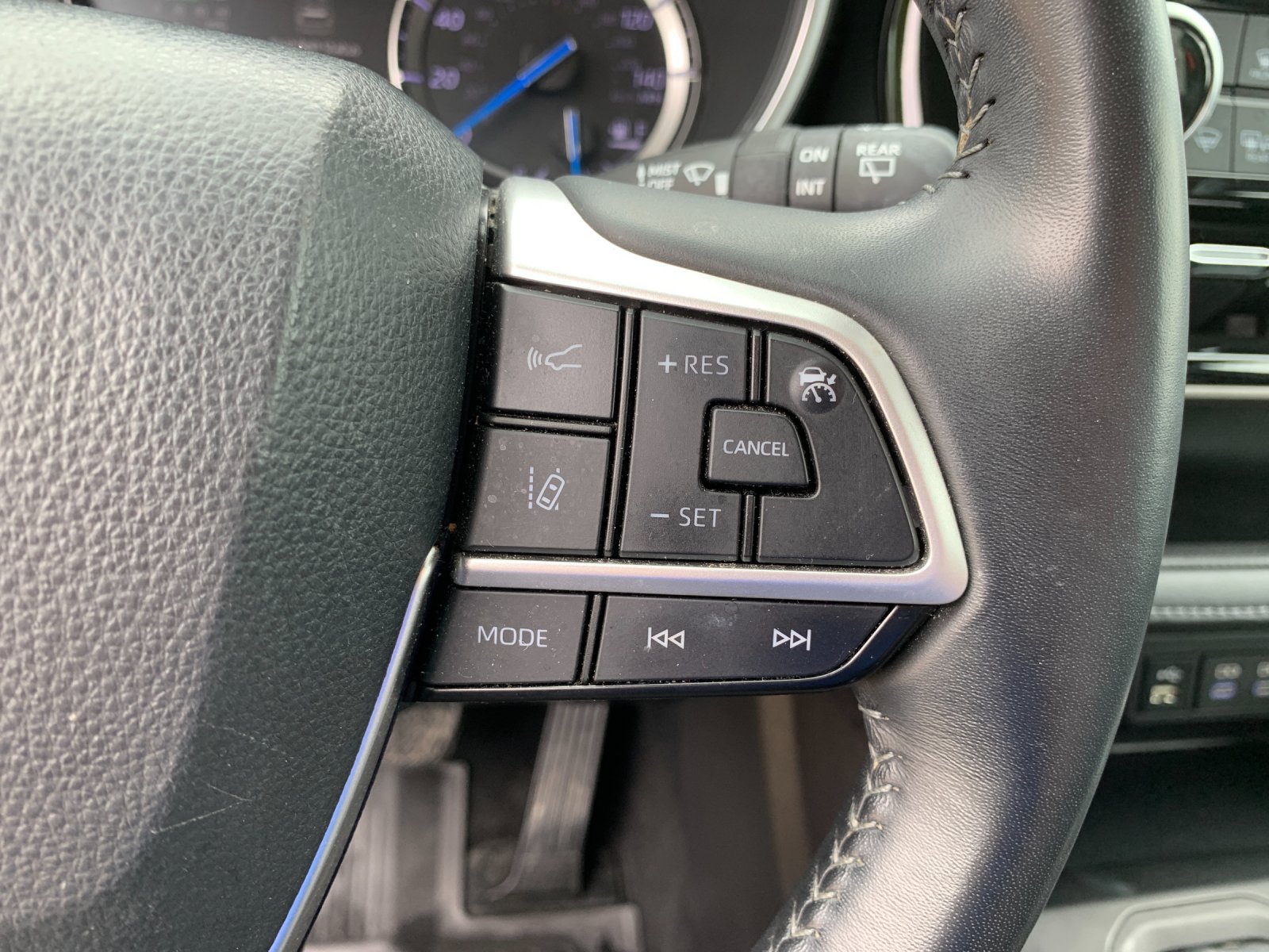 Used 2022 Silver Toyota XLE image 32