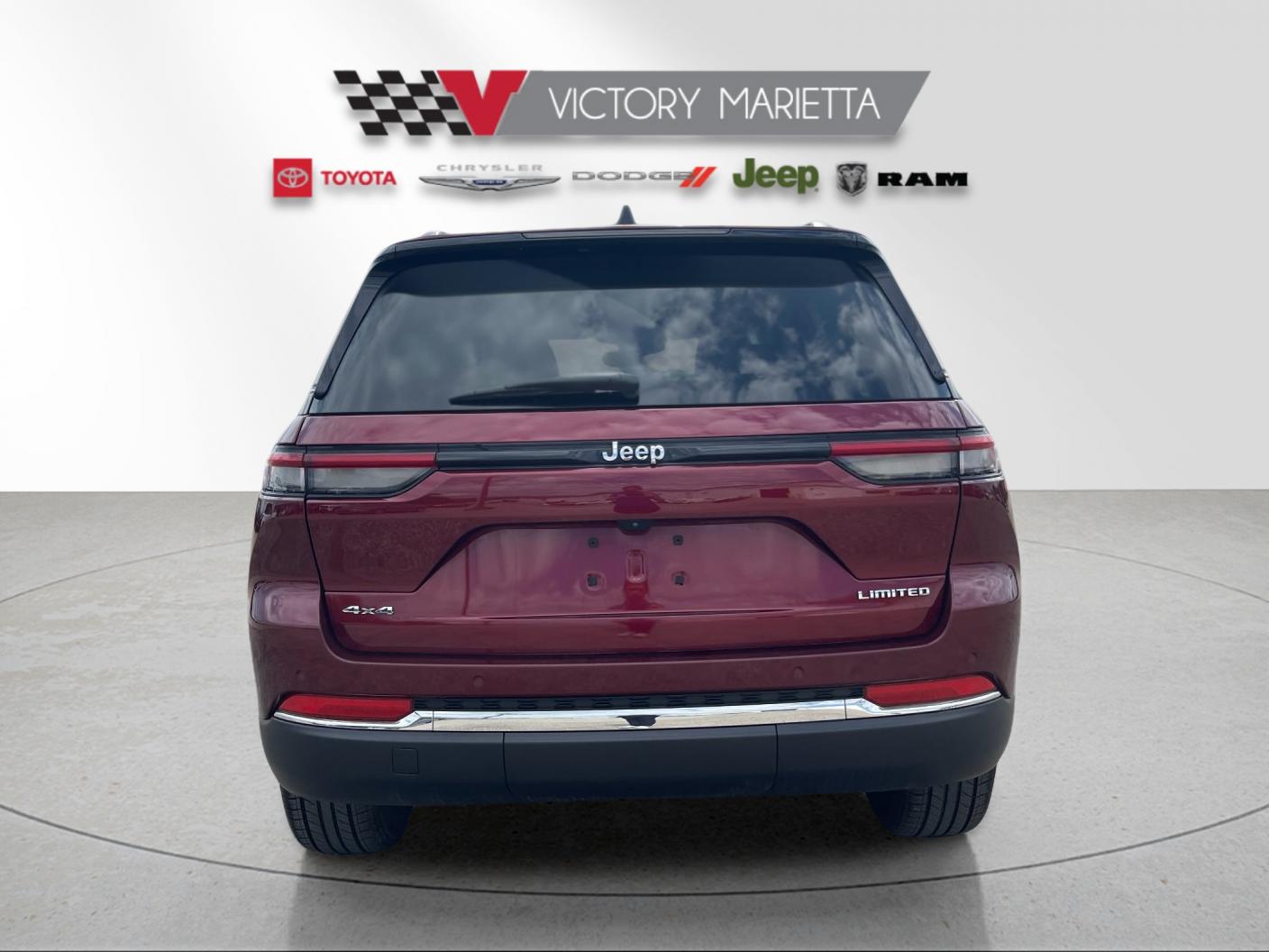 Used 2023  Jeep Limited image 4