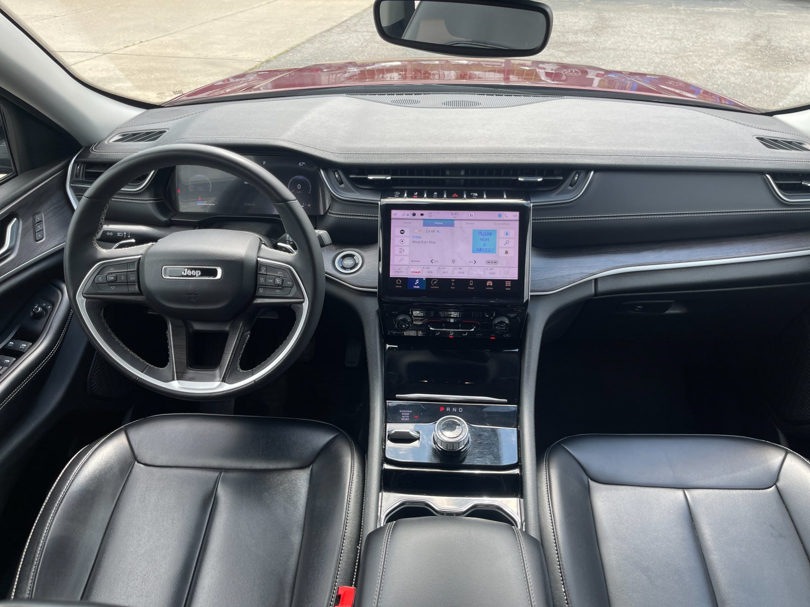 Used 2023  Jeep Limited image 15