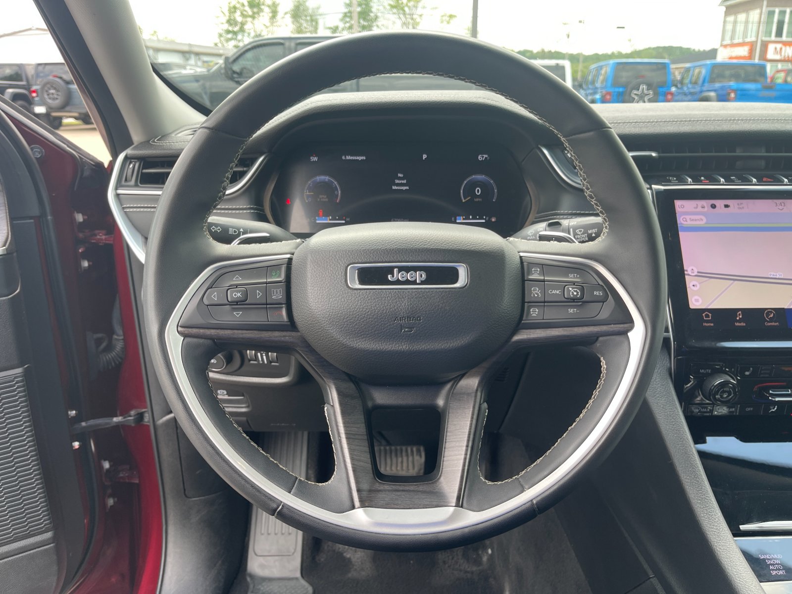 Used 2023  Jeep Limited image 26