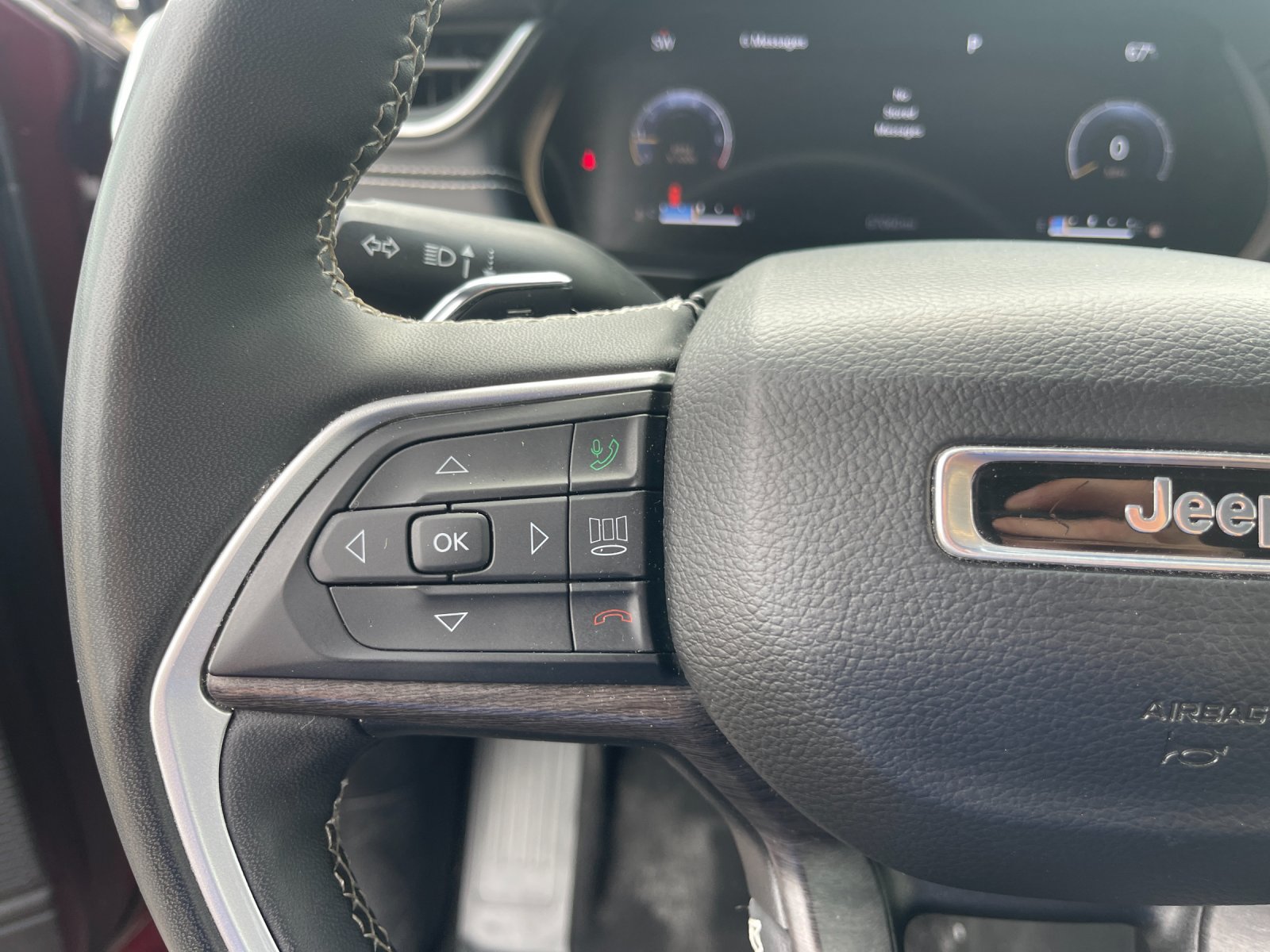 Used 2023  Jeep Limited image 27