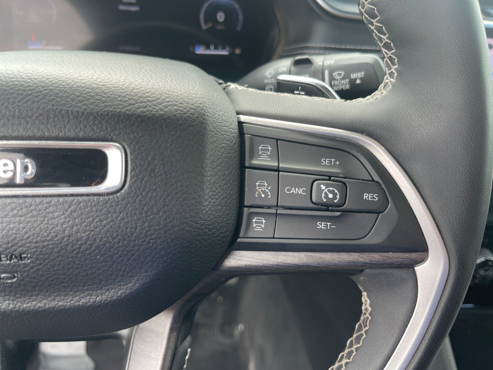 Used 2023  Jeep Limited image 28