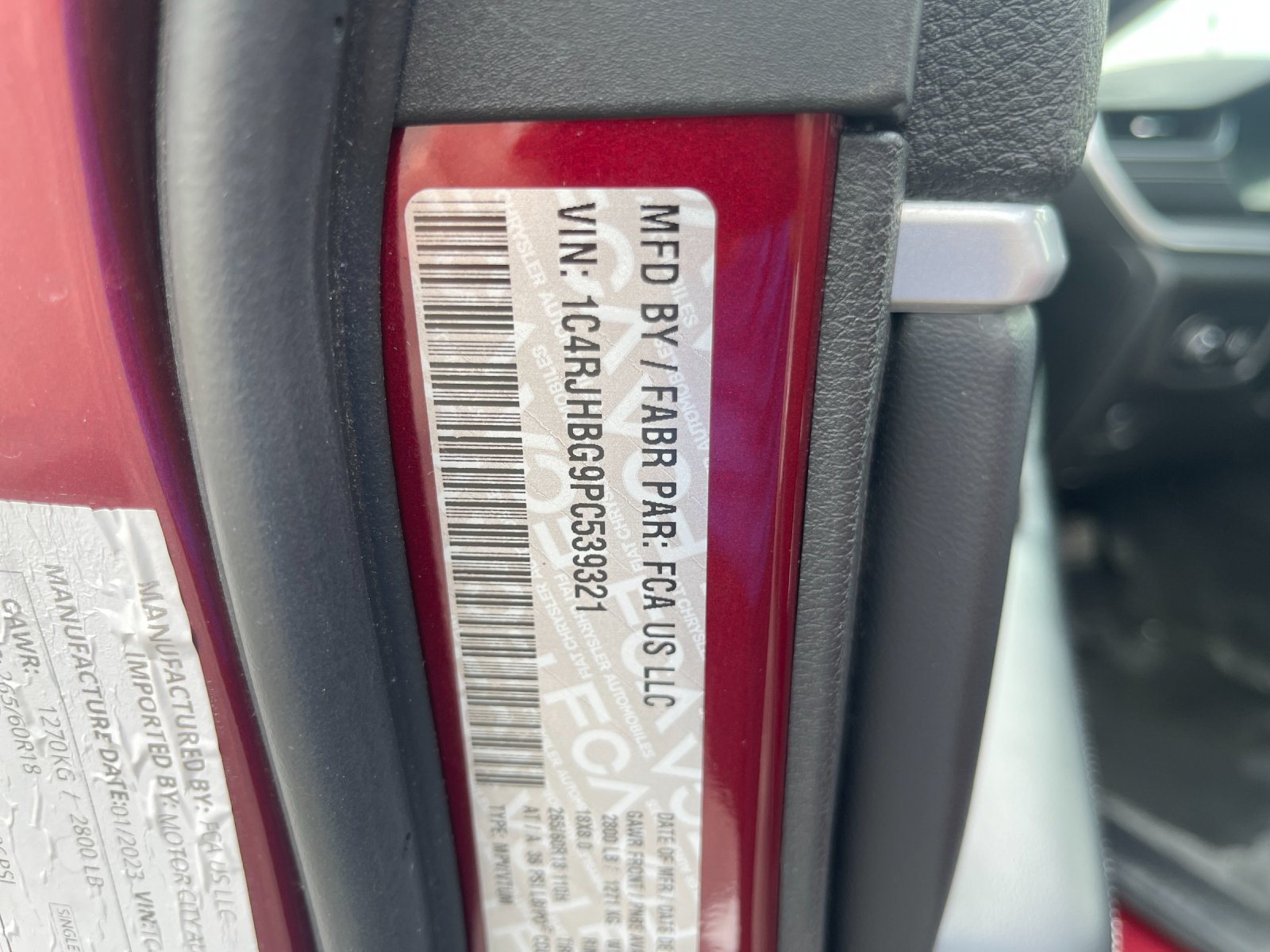 Used 2023  Jeep Limited image 33