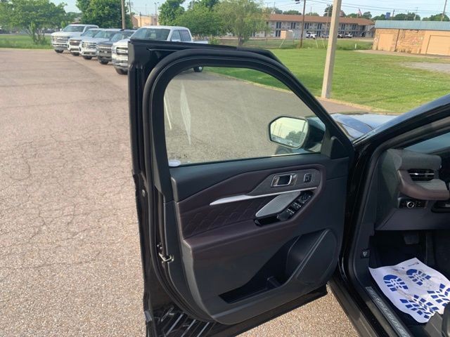 New 2026 Agate Black Metallic Ford Platinum image 11