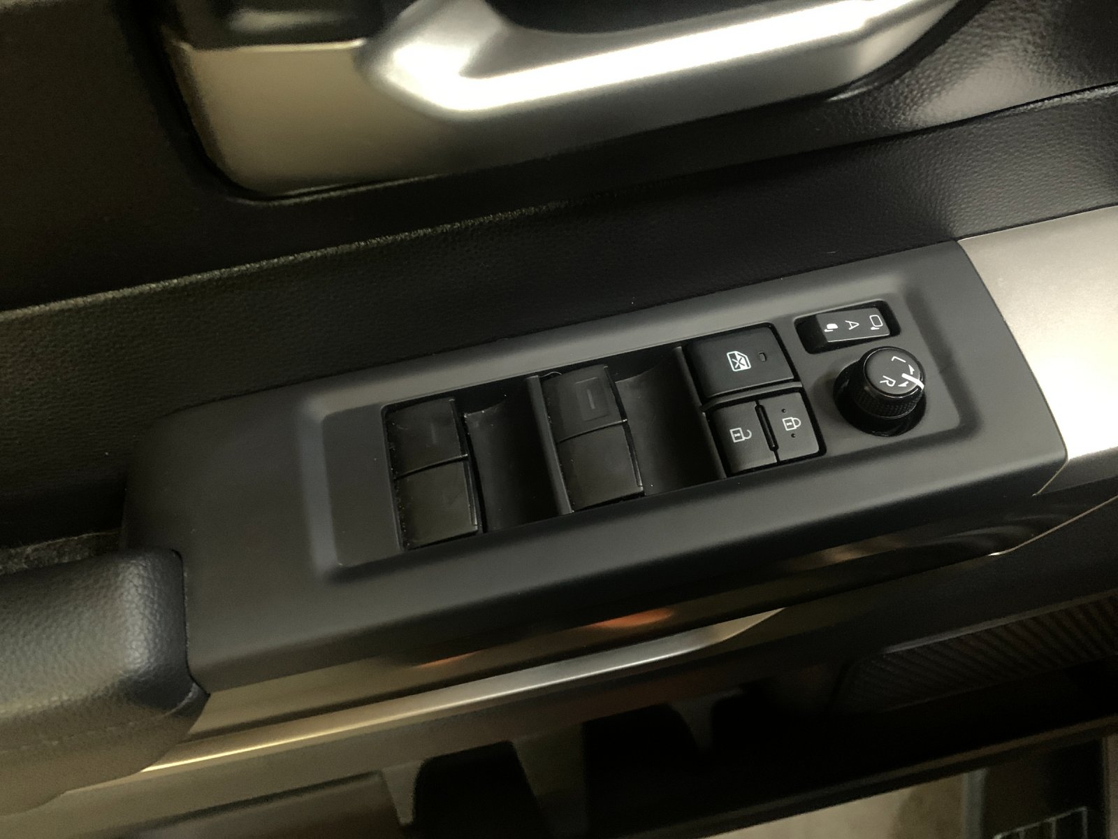 Used 2022 Gray Toyota SR5 image 12