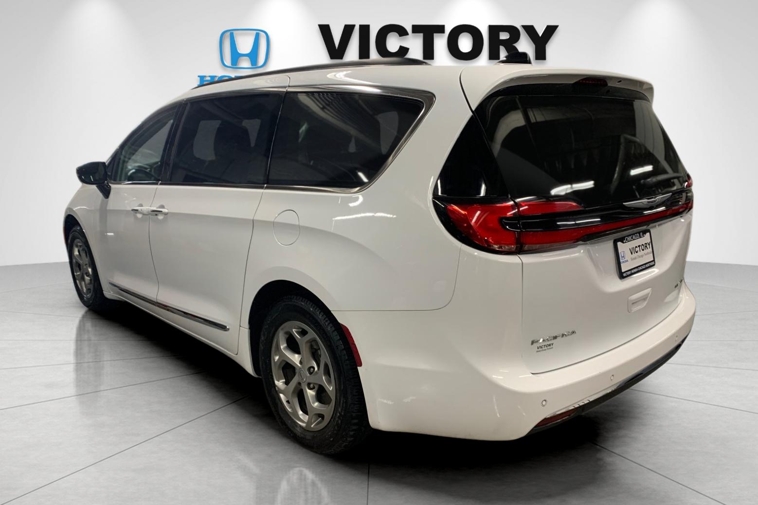 Used 2023 White Chrysler Limited image 4