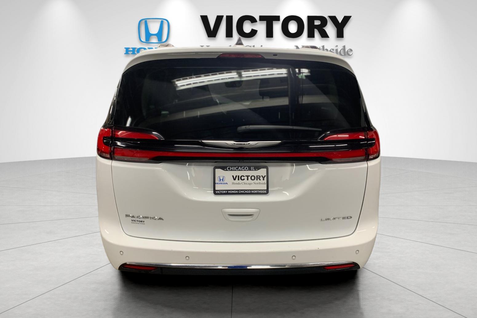 Used 2023 White Chrysler Limited image 5