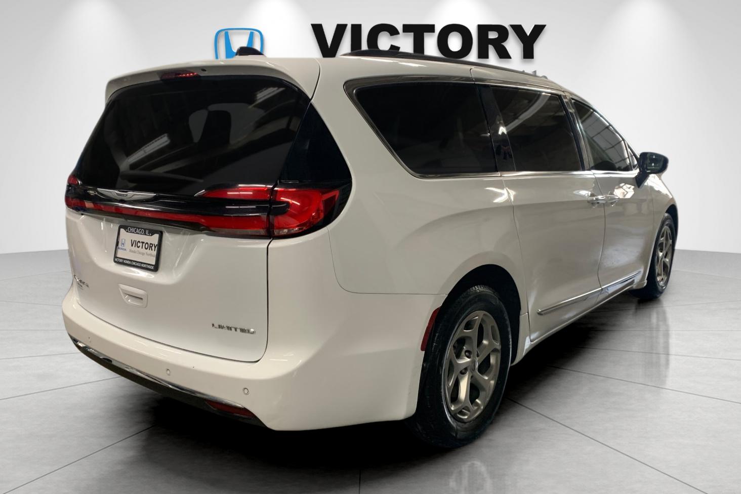 Used 2023 White Chrysler Limited image 3