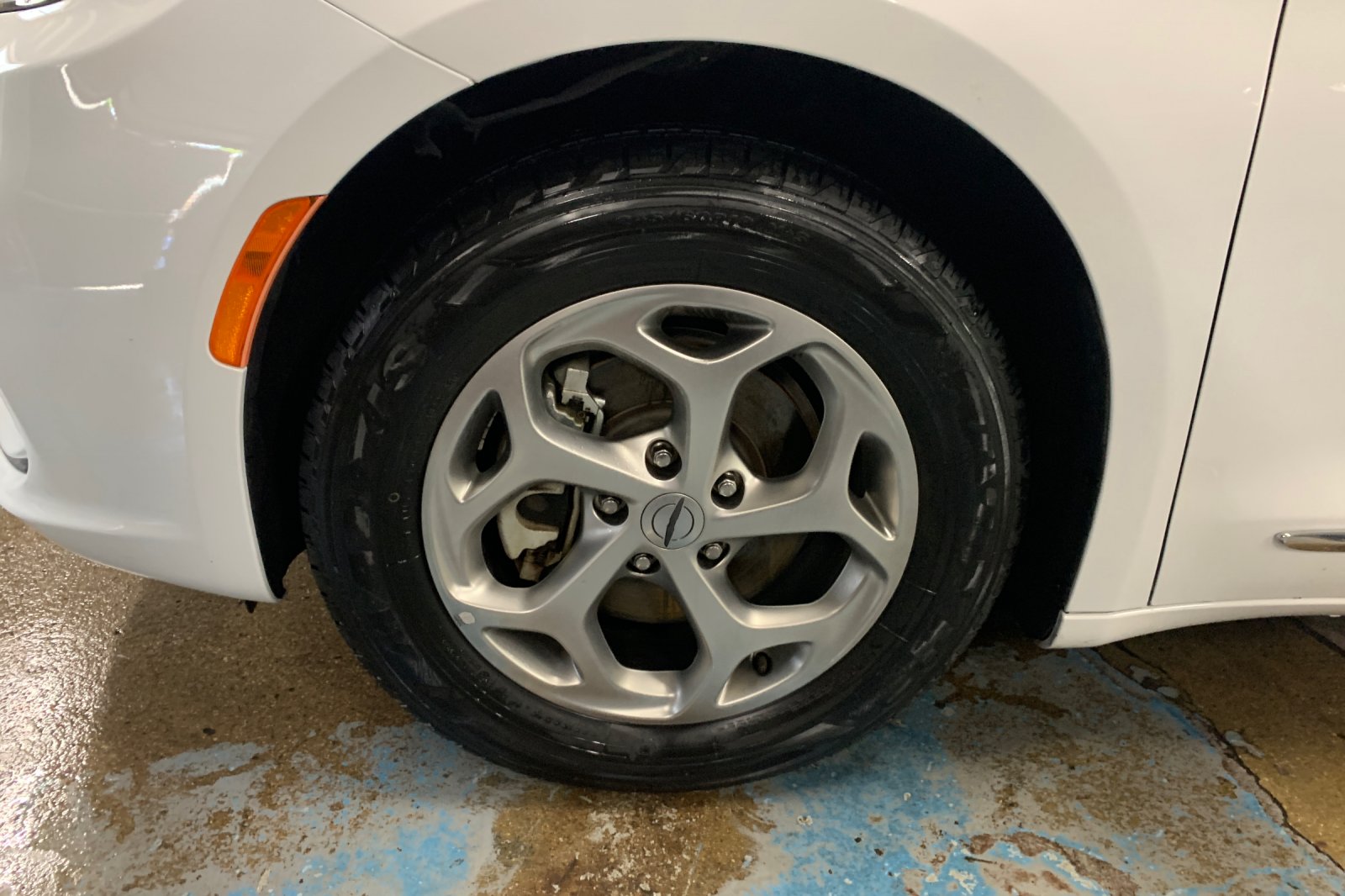 Used 2023 White Chrysler Limited image 33