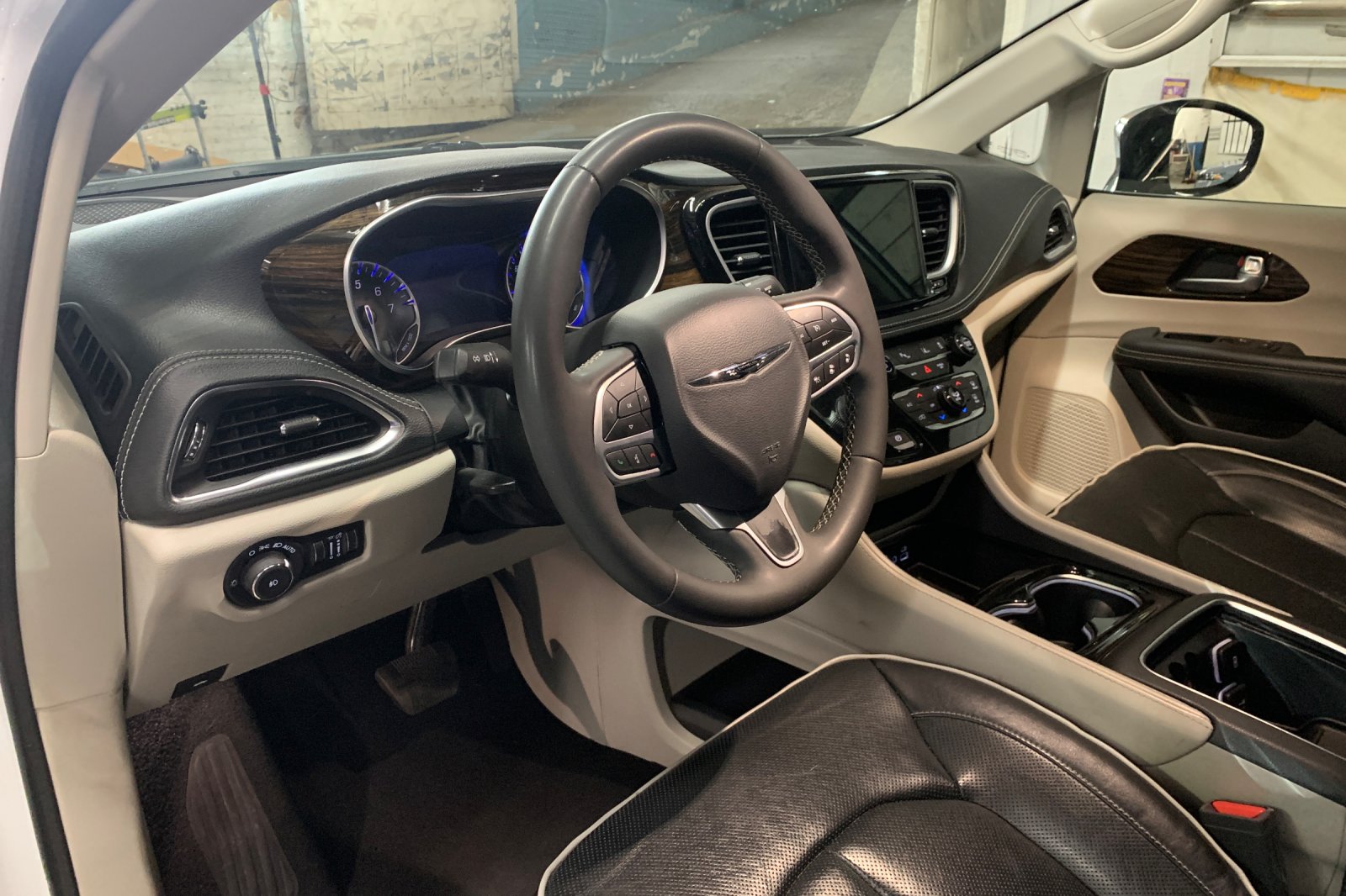 Used 2023 White Chrysler Limited image 10