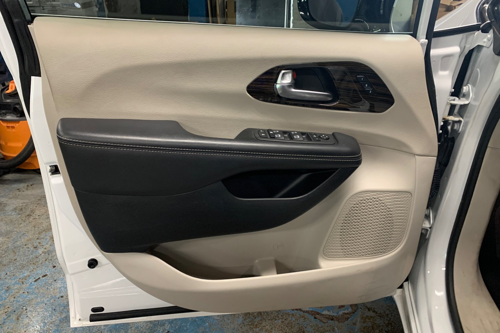 Used 2023 White Chrysler Limited image 11
