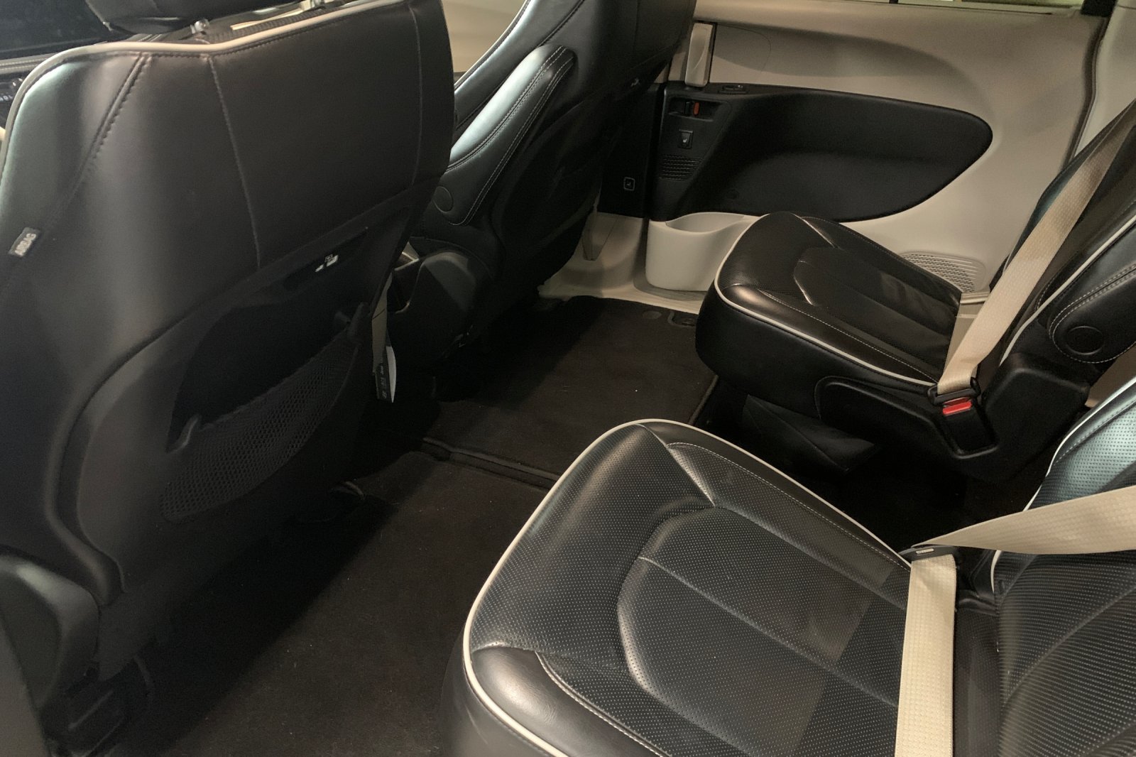 Used 2023 White Chrysler Limited image 13
