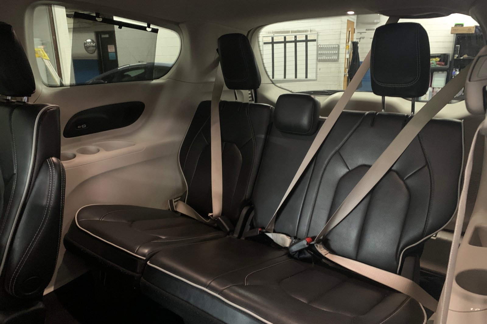 Used 2023 White Chrysler Limited image 17