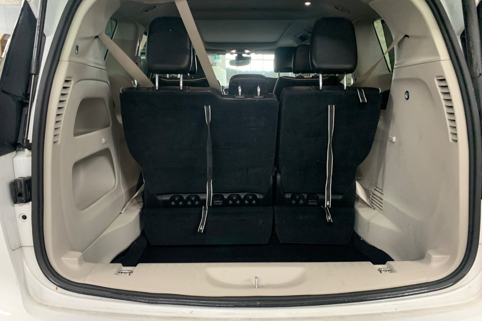 Used 2023 White Chrysler Limited image 18