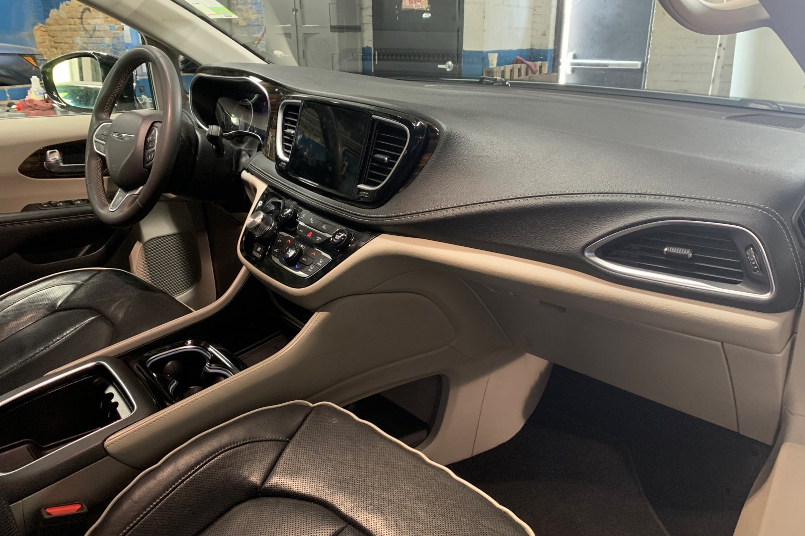 Used 2023 White Chrysler Limited image 19