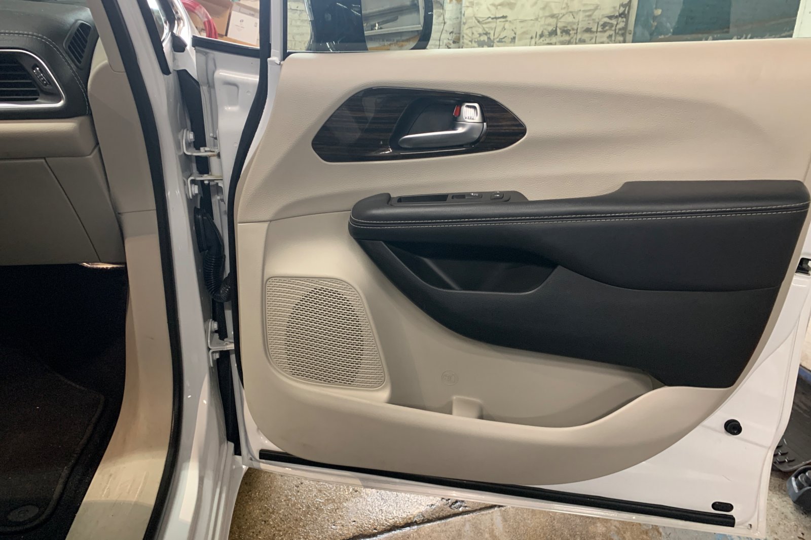 Used 2023 White Chrysler Limited image 21