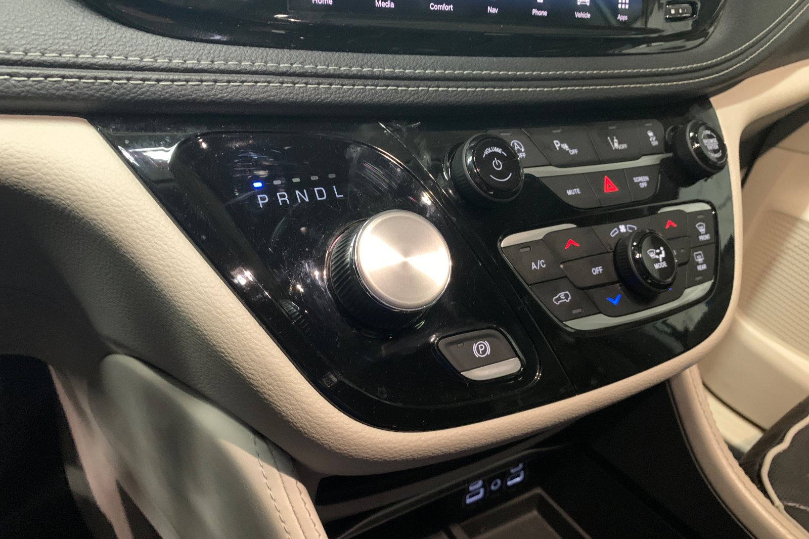 Used 2023 White Chrysler Limited image 25