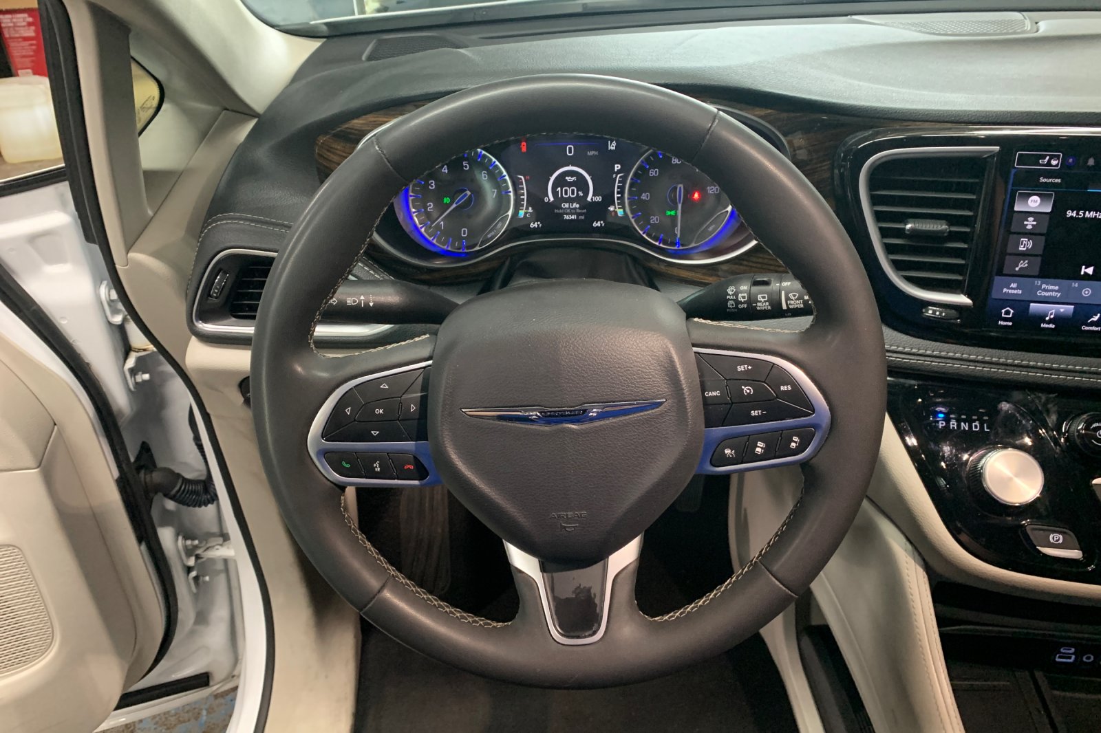Used 2023 White Chrysler Limited image 27