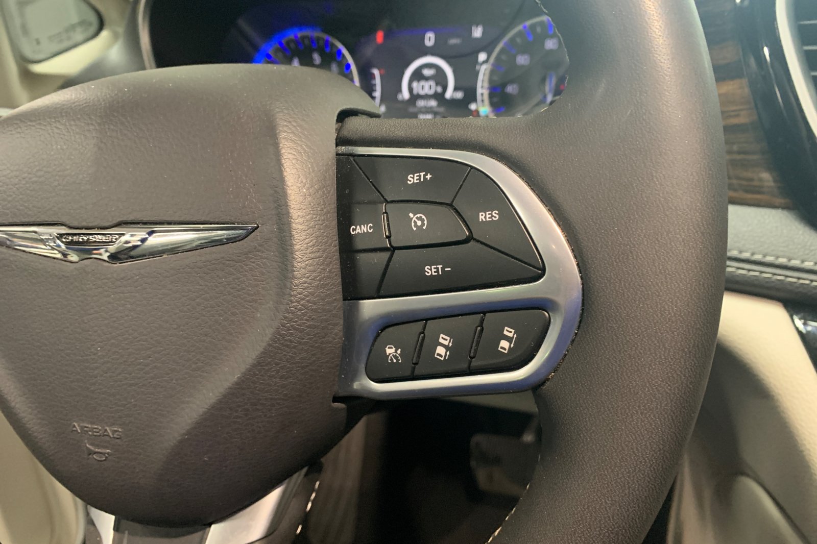 Used 2023 White Chrysler Limited image 29