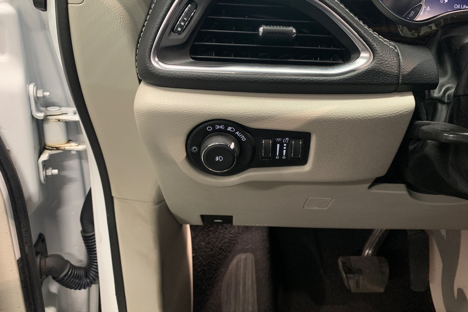 Used 2023 White Chrysler Limited image 32