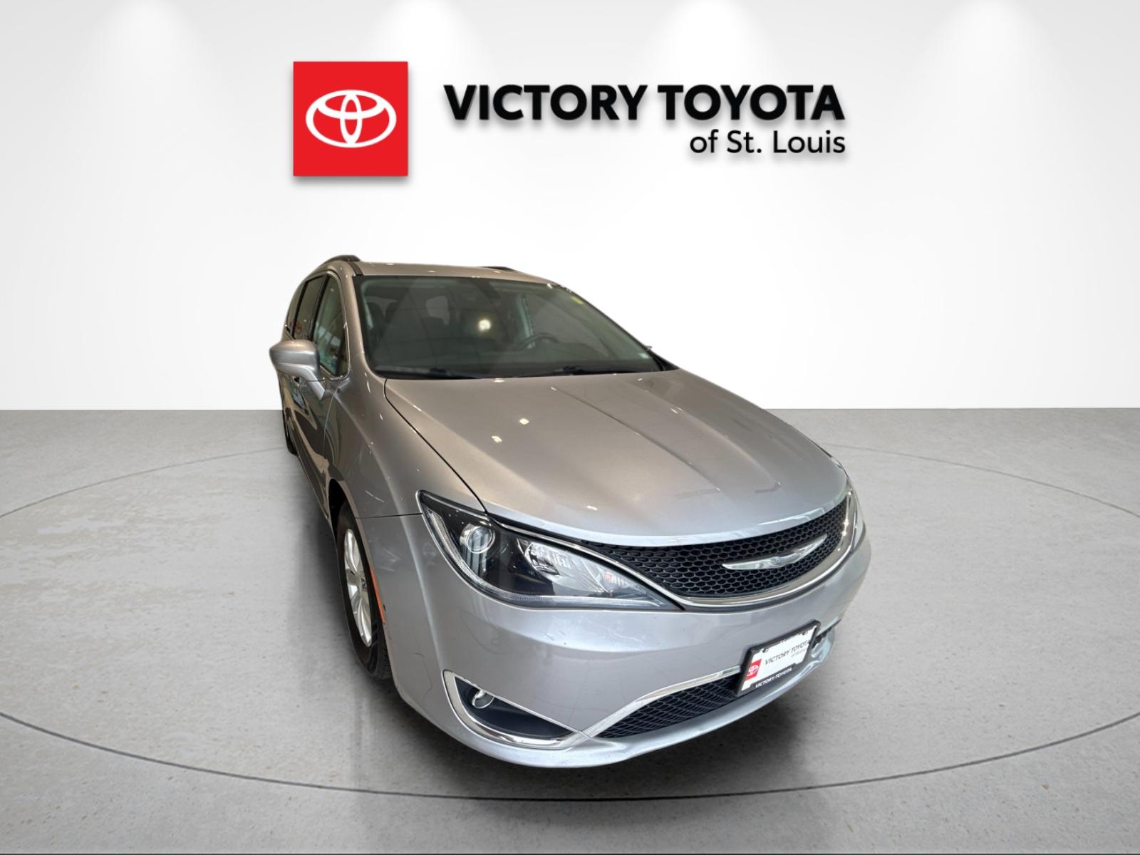 2017 Chrysler Pacifica Touring-L's photo