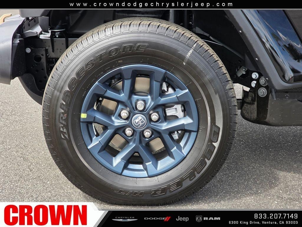 New 2026 Black Clear-Coat Exterior Paint Jeep 85th Anniversary Edition image 32